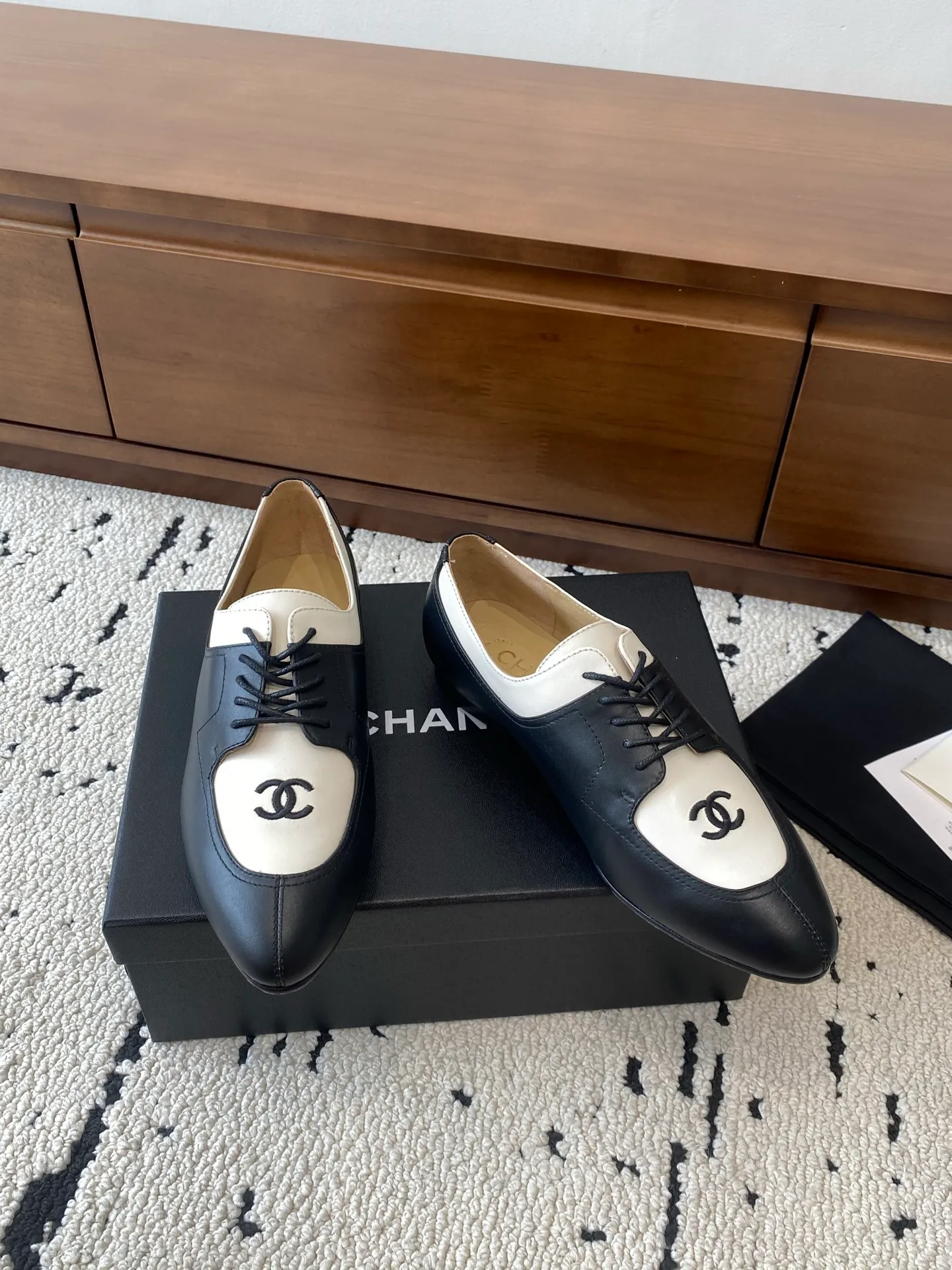 👟👟Ex-factory price 580👟👟 🍀CHANEL｜Chanel Xiaoxiang 25C new autumn and winter products, pointed-toe flat-soled deep-mouth shoes, full of retro style, elegant shoe shape, very pleasing to look at. The pointed toe makes the feet become thinner and looks slender. The classic double-C electric alluring design is particularly fashionable and elegant. The upper is made of top calf patent leather and the lining is silk sheepskin. It is super comfortable. Italian imported cowhide leather outsole. Size: 35-39 (customized 40/41) 👉 👉 👉 Buy now 👉 Buy now 👉